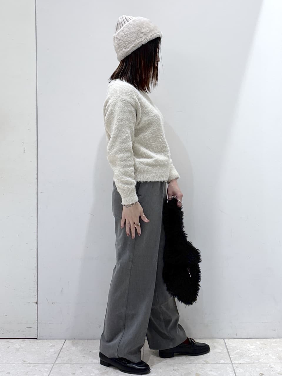 mameさんの「OPAQUE.CLIP｜スパンコールフェザーVネックニット【洗濯機OK】」を使ったコーディネート