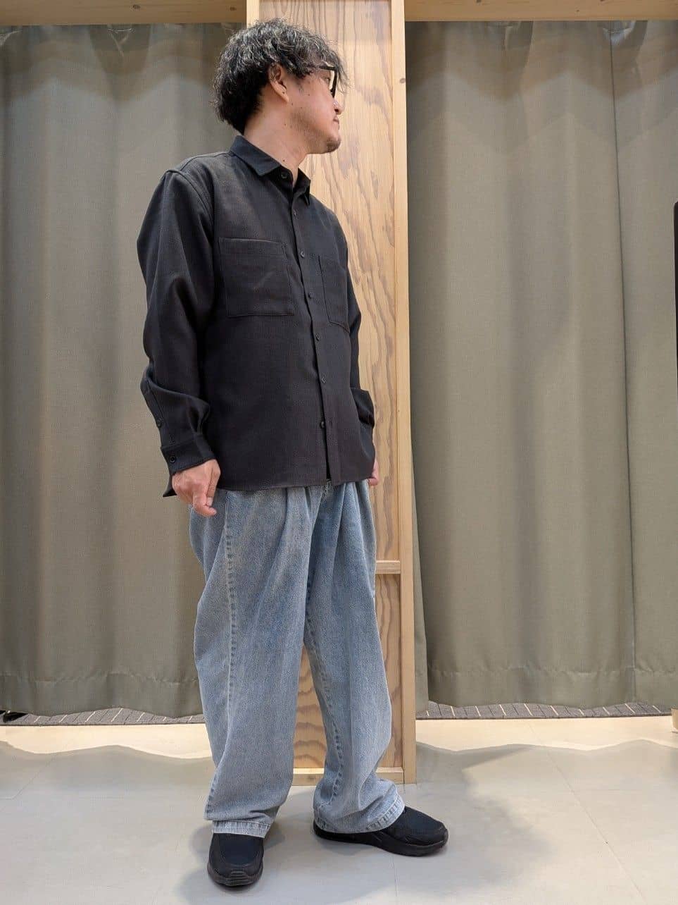 okcさんの「THE SHOP TK｜ツータックワイドデニムパンツ」を使ったコーディネート