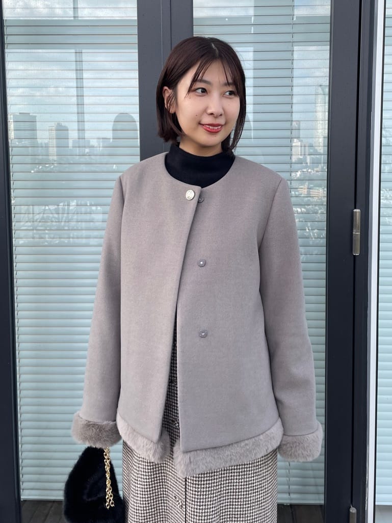 abeさんの「Couture brooch｜【ゆるふわ・通勤】リッシュアンゴラ バックパール調ニット」を使ったコーディネート