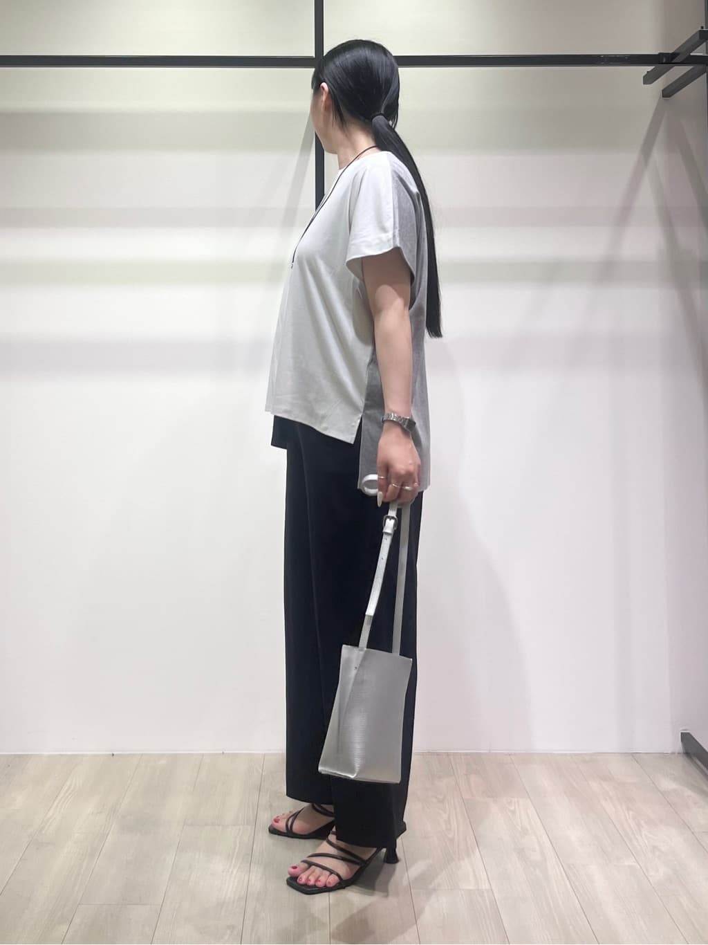 hasuさんの「INDIVI｜【洗える／汗ジミ防止】バイカラー＆アシメヘム Tシャツ」を使ったコーディネート