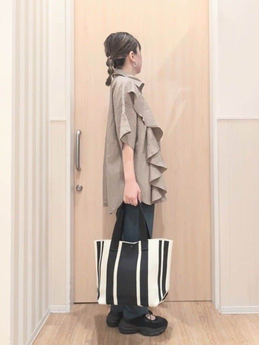 あさんの「SHOO･LA･RUE｜【洗える/S-LL】大きめのフリルが印象的 デザインブラウス」を使ったコーディネート