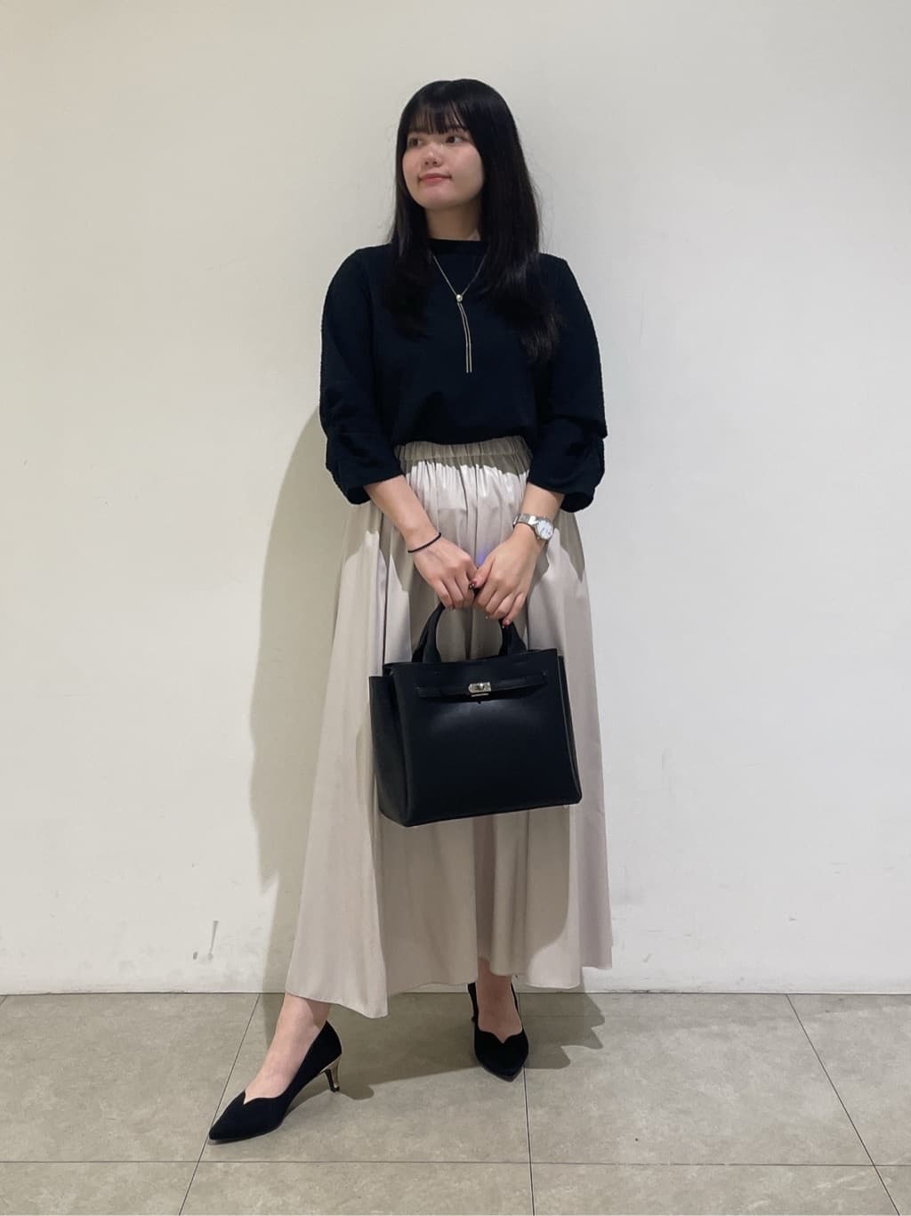 emikaさんの「INDIVI｜レザー調ギャザースカート」を使ったコーディネート