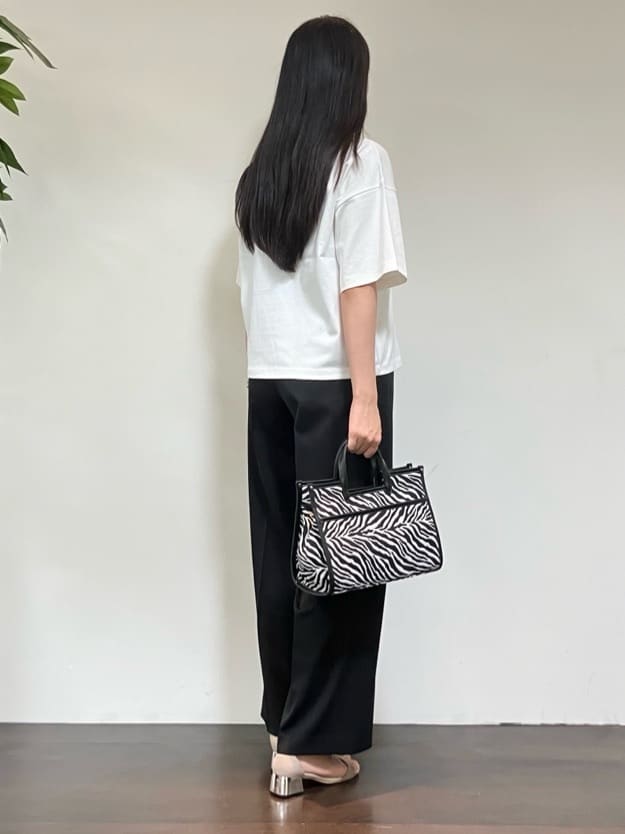 カレンさんの「UNTITLED｜【洗える/はっ水/後ろウエストゴム】ストレッチ2タックワイドパンツ」を使ったコーディネート