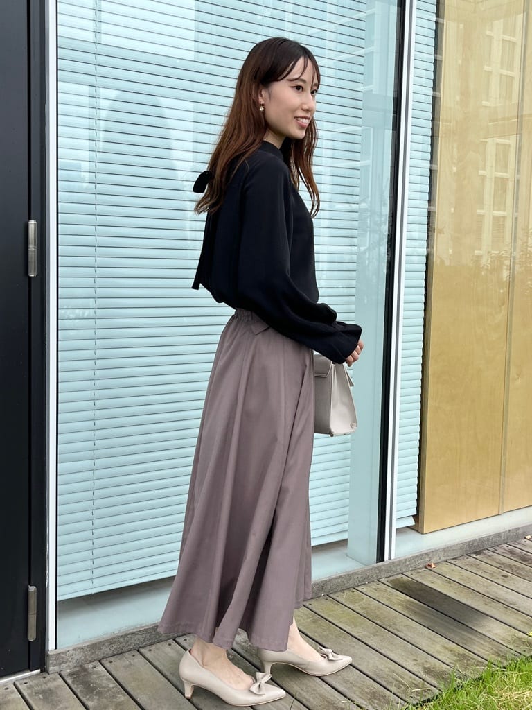 はばさんの「Couture brooch｜【大人可愛い・通勤】ロールカラーバックリボンブラウス」を使ったコーディネート