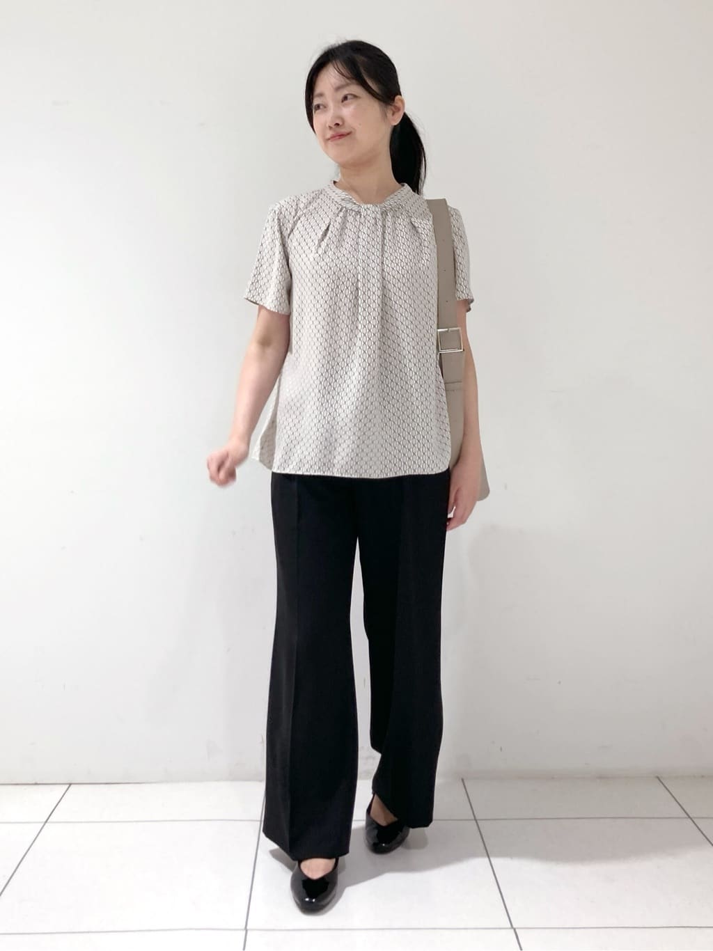 momokoさんの「INDIVI｜【UVケア】モノグラム ボウタイデザインブラウス」を使ったコーディネート