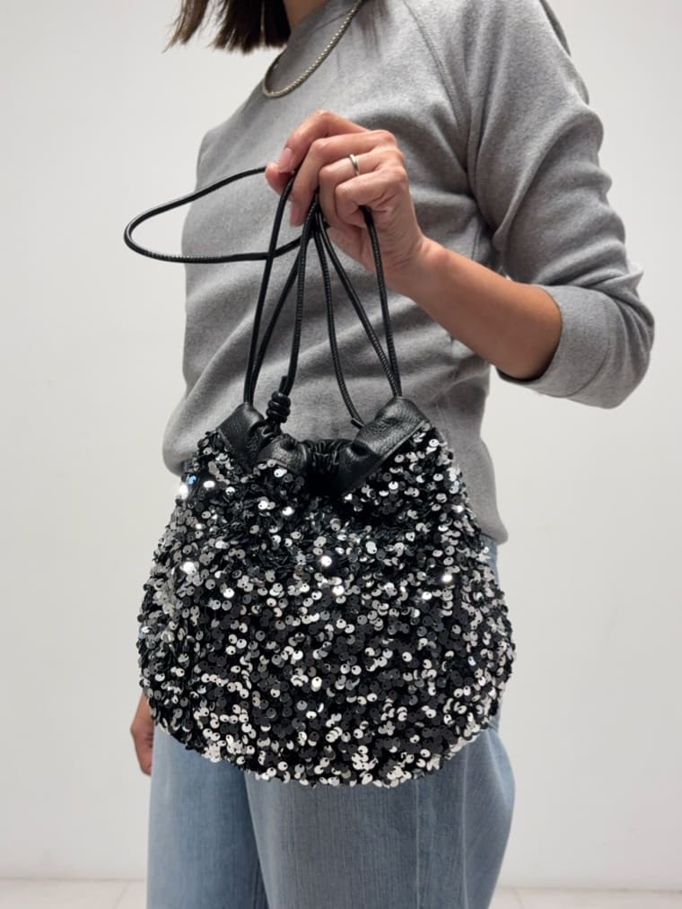 Nishijimaさんの「DRESSTERIOR｜スパンコール2WAY巾着バッグ」を使ったコーディネート
