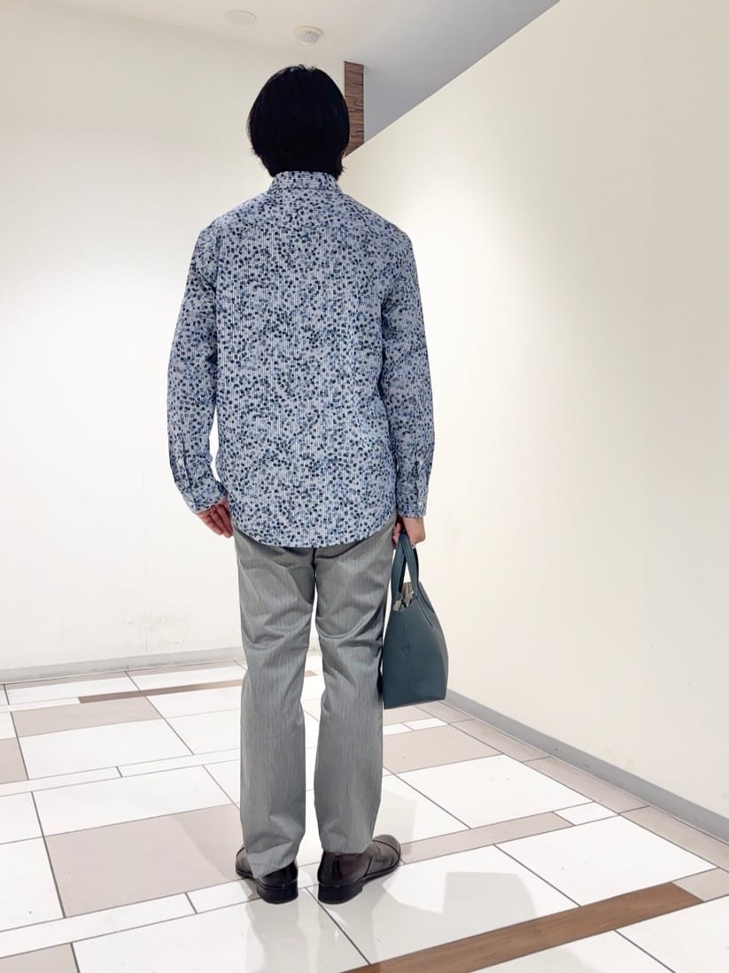 及川さんの「TAKEO KIKUCHI｜ストライプ小花 長袖シャツ」を使ったコーディネート