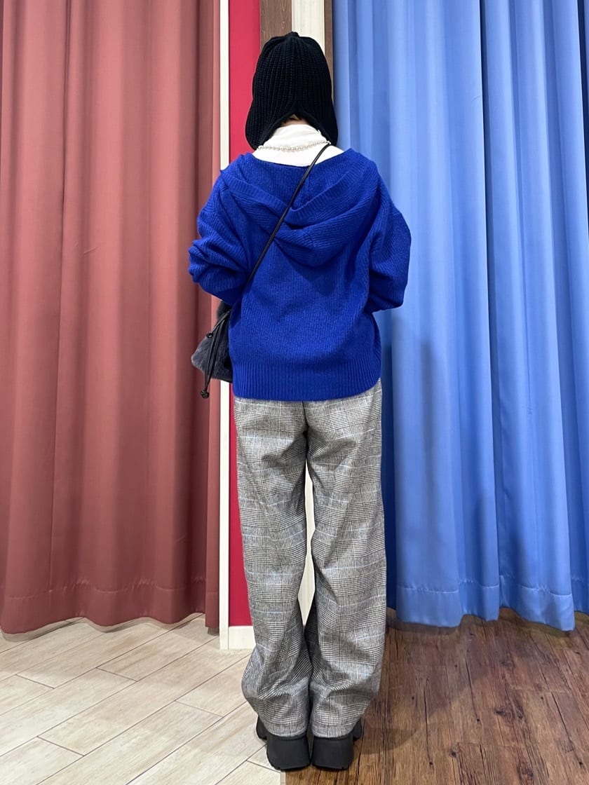 るるさんの「SHOO･LA･RUE｜【S-LL】お顔周りをすっきり魅せる ふんわり Vネックフードニット」を使ったコーディネート