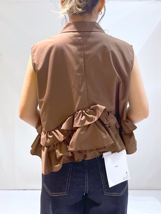 manaさんの「OPAQUE.CLIP｜《Can Cam掲載》裾ラッフルフリルシャツ【洗濯機洗い可】」を使ったコーディネート