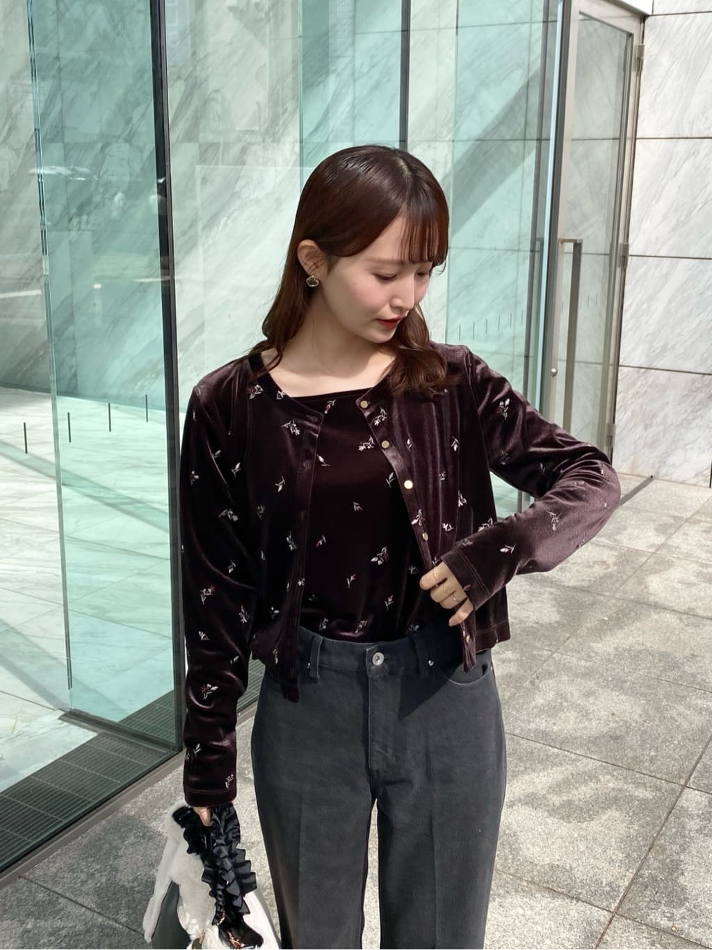 みさかさんの「index｜小花刺繍ベロアショートカーディガン【洗濯機OK】」を使ったコーディネート