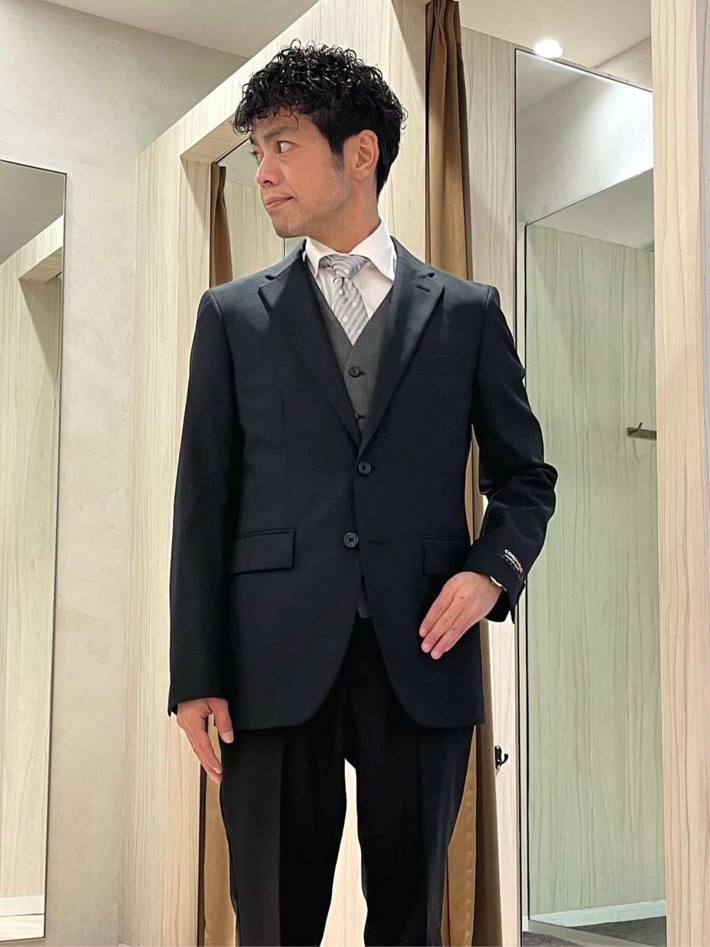 URAさんの「TAKEO KIKUCHI｜【Begin掲載】コーデュラ（R）夏素材ウールトロ　ストレッチスーツ」を使ったコーディネート