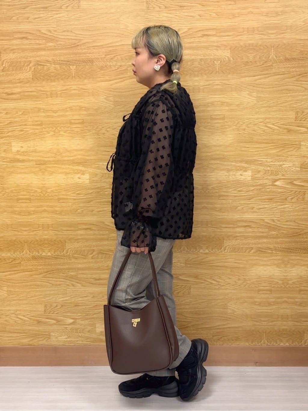 ぁむさんの「SHOO･LA･RUE｜華やかにさをプラスする シアードビー シャーリングブラウス」を使ったコーディネート