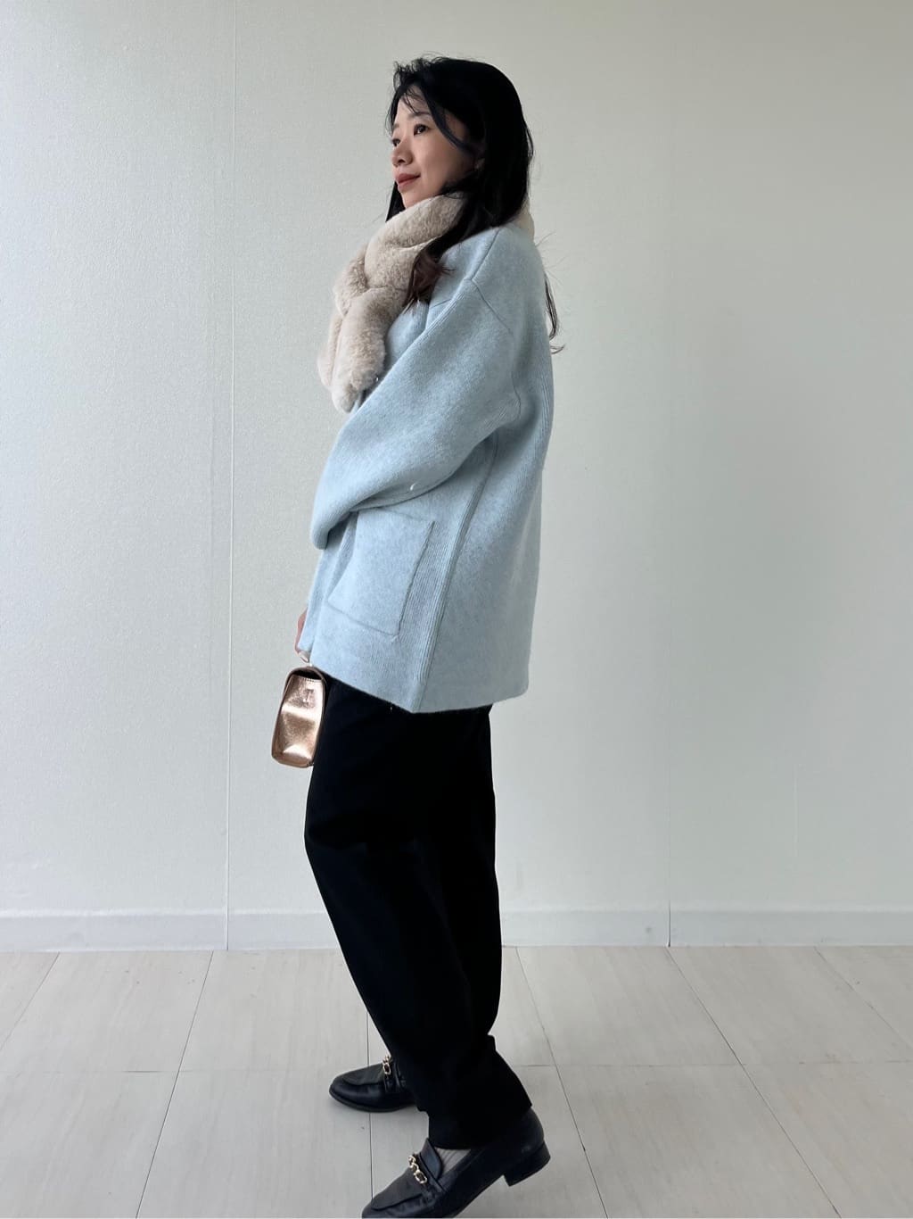 Mori Moriさんの「index｜ウォームタッチ イージーテーパードパンツ【洗濯機洗OK／ストレッチ】」を使ったコーディネート