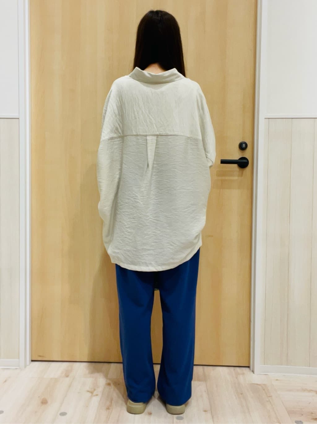 minamiさんの「SHOO･LA･RUE｜【洗える/S-LL/5分袖】1枚でも羽織としても。さらさらドレープシャツ」を使ったコーディネート