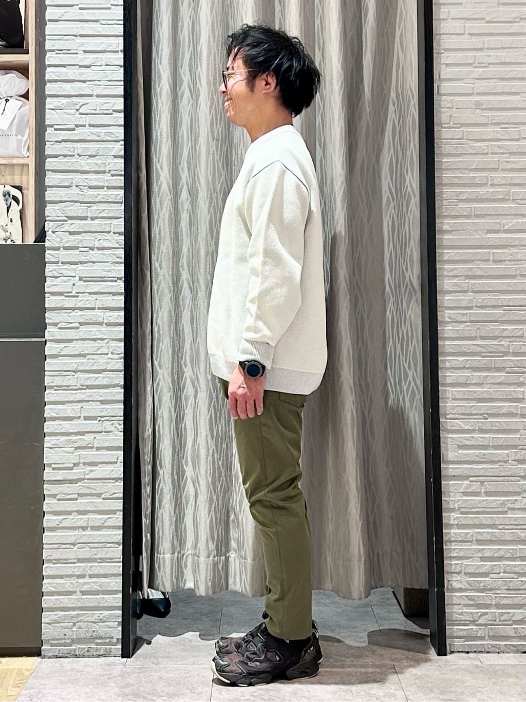 KENJI Iさんの「THE SHOP TK｜【大人の上品カジュアルを叶える】ハグするニット 洗濯機OK／6色展開」を使ったコーディネート