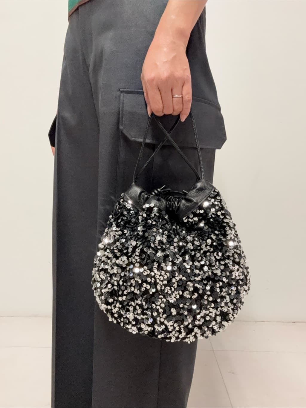 Nishijimaさんの「DRESSTERIOR｜【6色展開/オンオフ】レース編みハーフスリーブニット」を使ったコーディネート