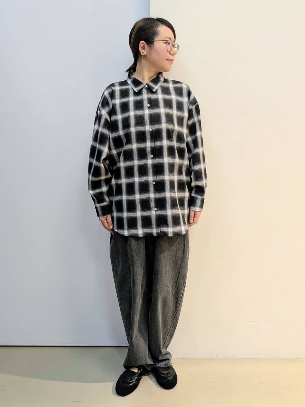 kotoさんの「THE SHOP TK｜【即戦力/軽羽織】チェックドルマンシャツ」を使ったコーディネート