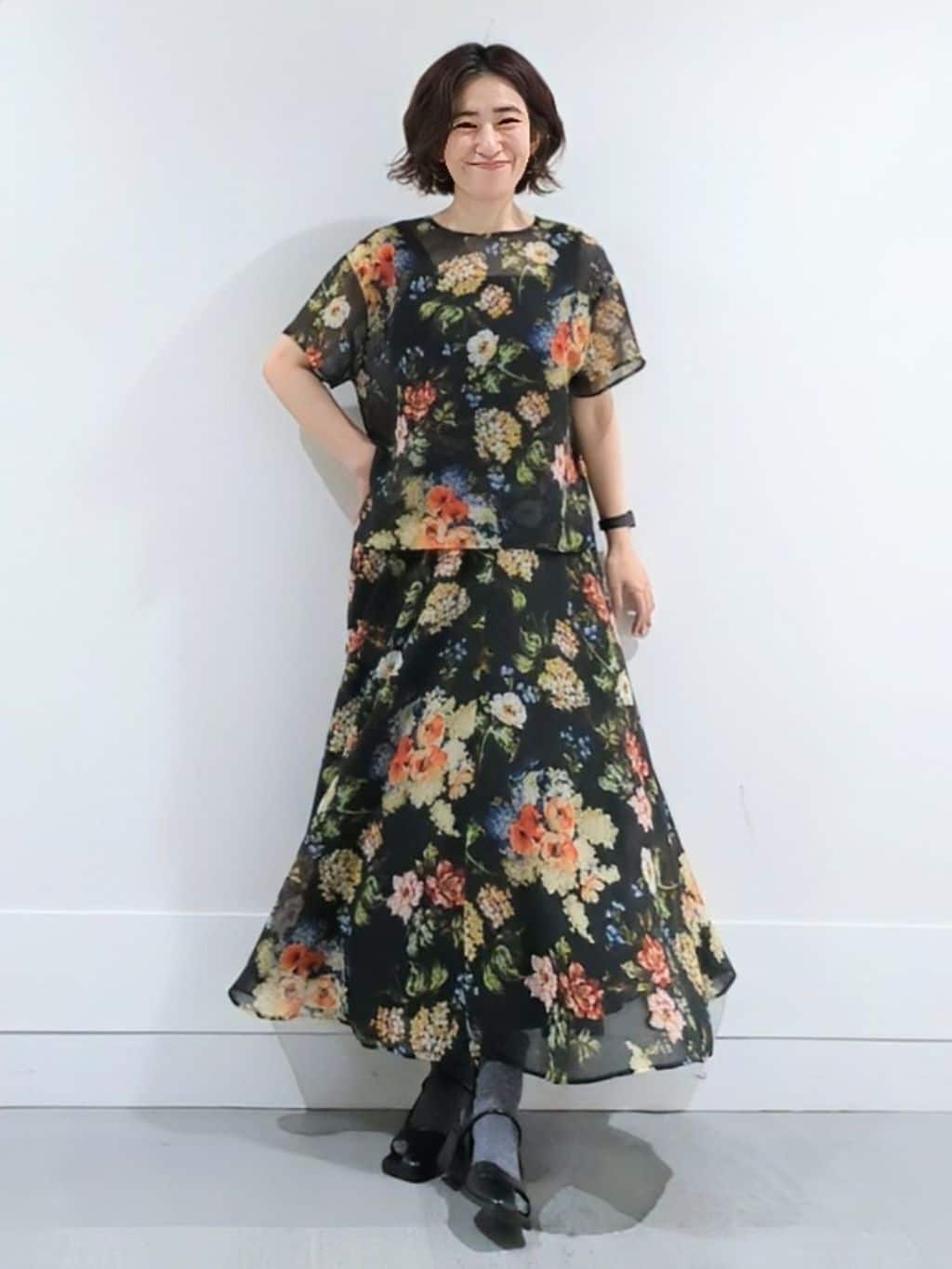 ミズタさんの「UNTITLED｜【セットアップ可/花柄エレガント】アンティークフラワー柄ブラウス」を使ったコーディネート