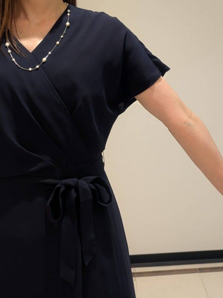 mikiさんの「COUP DE CHANCE｜【手洗い可／日本製】カシュクール風ワンピース」を使ったコーディネート