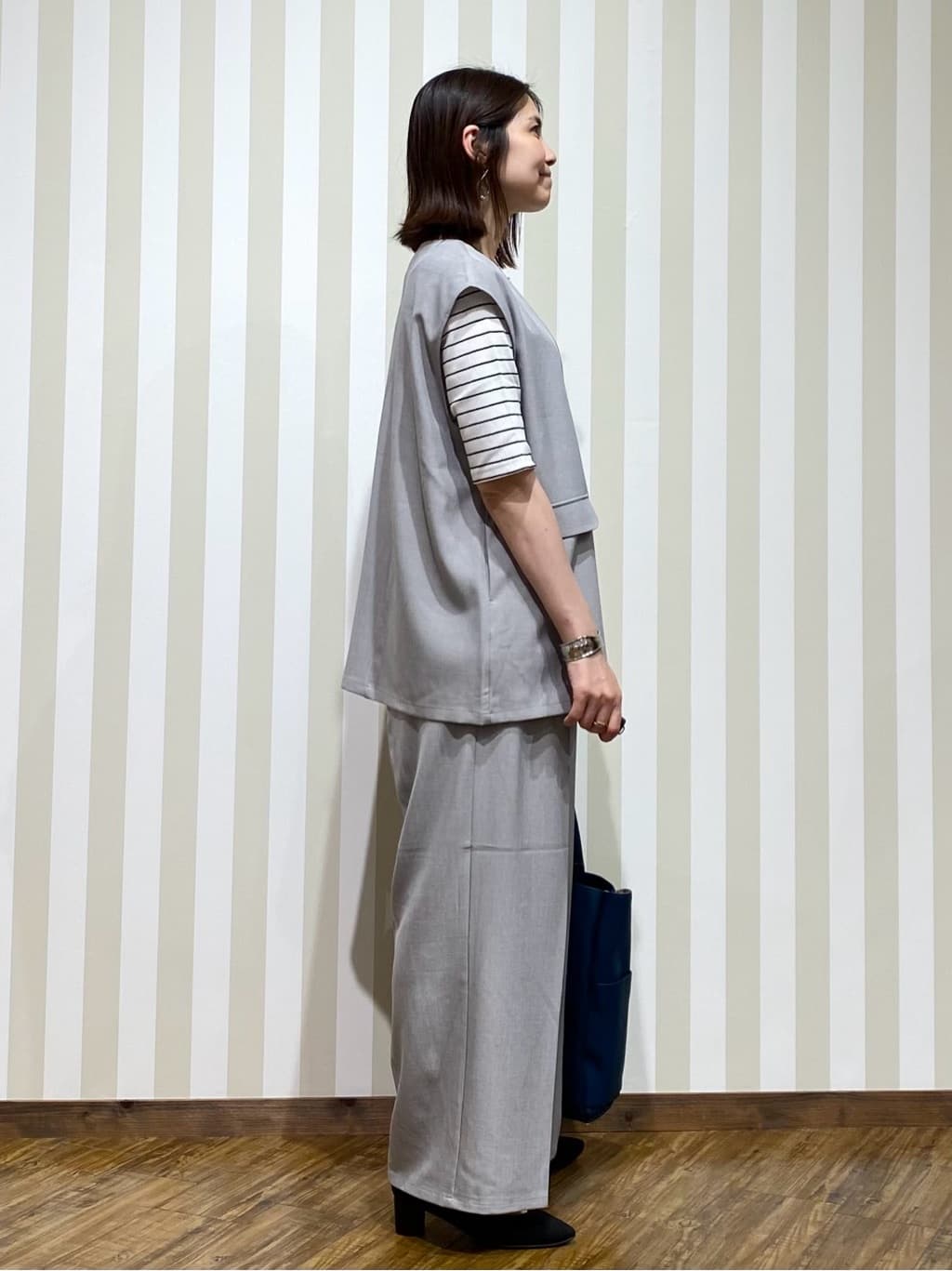 SAOさんの「SHOO･LA･RUE｜【S-LL/セットアップ可/洗濯後しわになりにくい】ダブルベスト」を使ったコーディネート