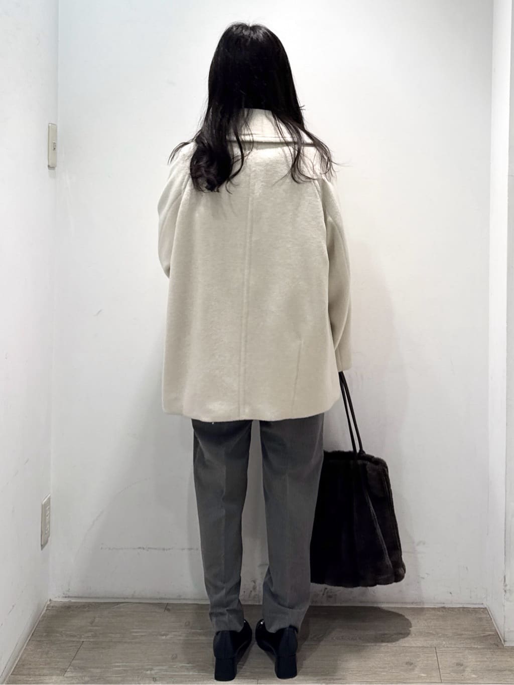 yuicciさんの「OPAQUE.CLIP｜スパンコールフェザーVネックニット【洗濯機OK】」を使ったコーディネート