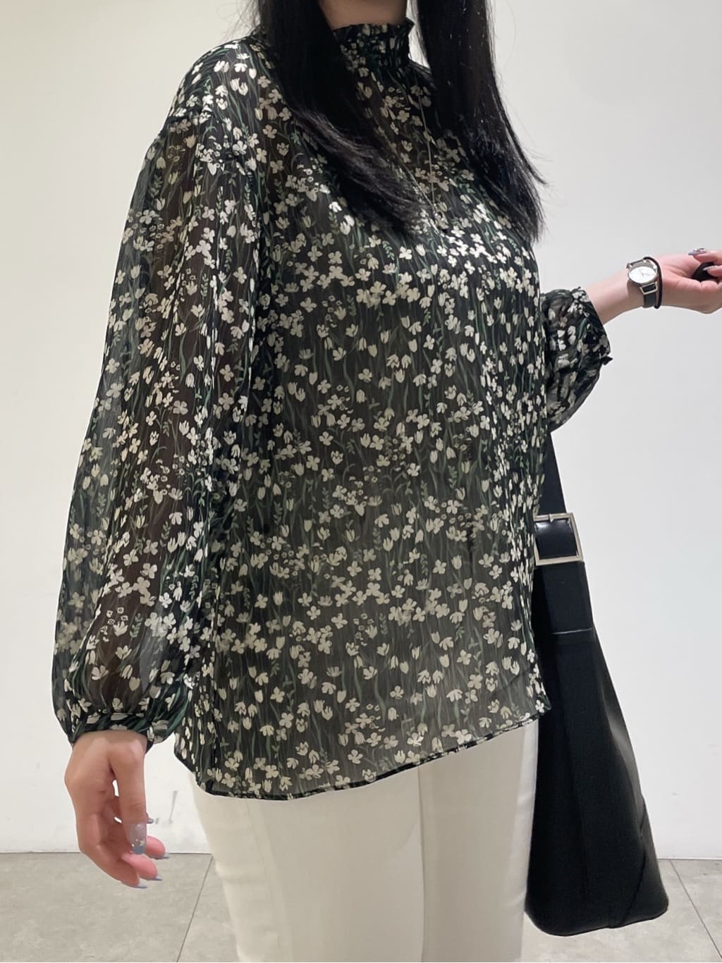 emikaさんの「INDIVI｜【秋映え柄/セットアップ可能】フラワーシフォンブラウス」を使ったコーディネート