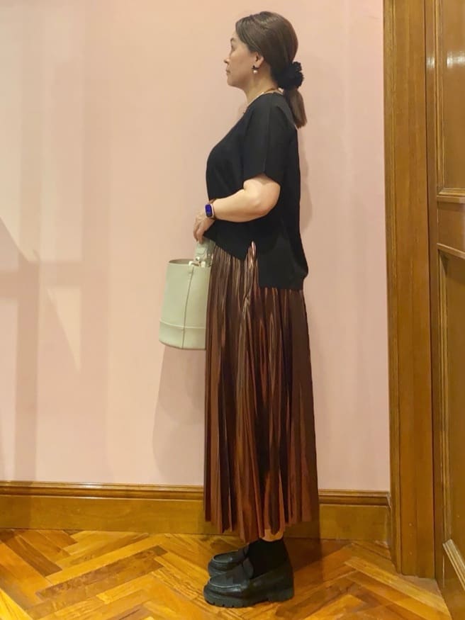 isoishiさんの「DRESSTERIOR｜◆【洗える/ストレッチ性/オンオフ】箔プリントプリーツスカート」を使ったコーディネート