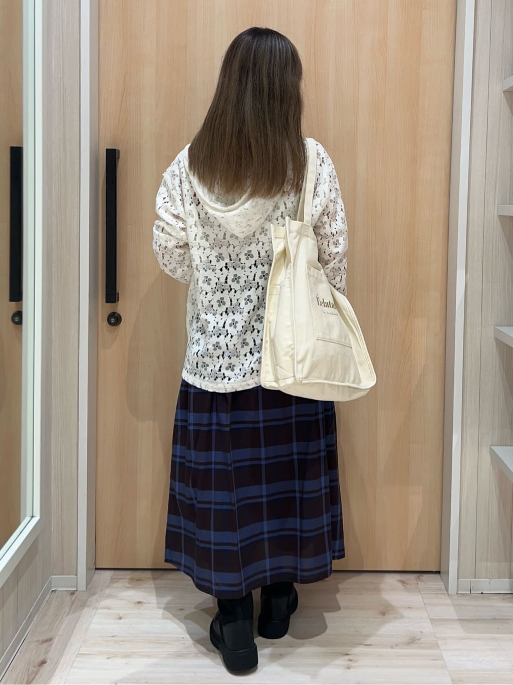ひっかさんの「SHOO･LA･RUE｜レースフーディプルオーバー」を使ったコーディネート