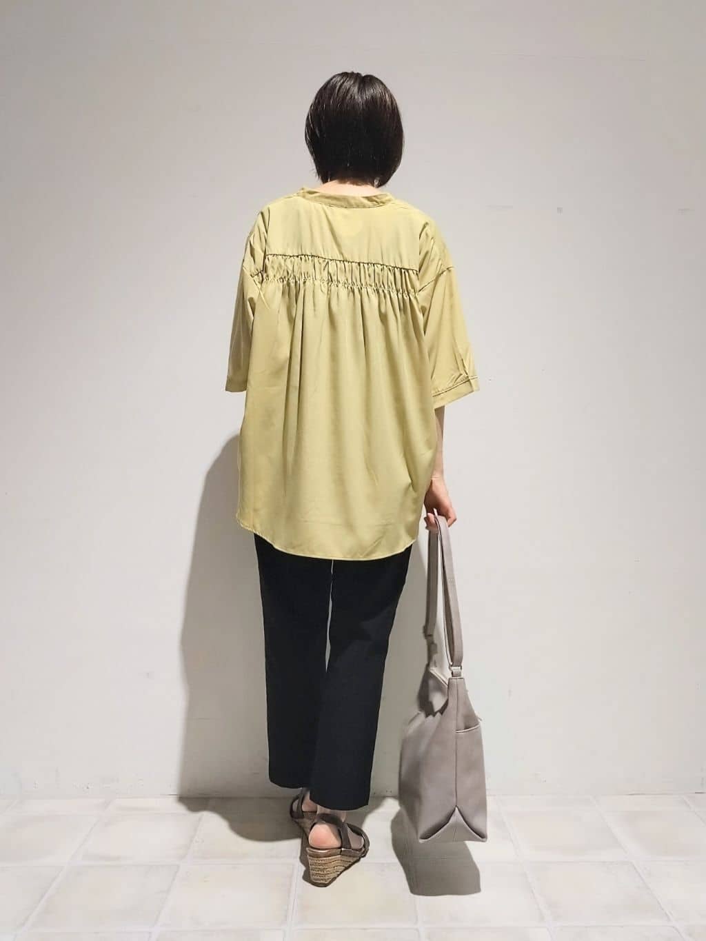 miomioさんの「SHOO･LA･RUE｜【S-LL/洗濯後しわになりにくい】バックギャザーがアクセント スッキパーブラウス」を使ったコーディネート
