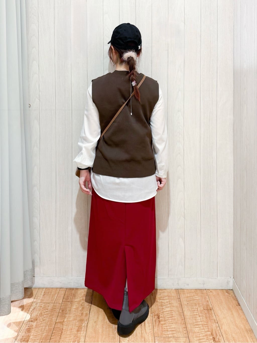 愛さんの「SHOO･LA･RUE｜【S-LL/2点セット】着回し自在 ニットベスト＋フレアブラウス」を使ったコーディネート