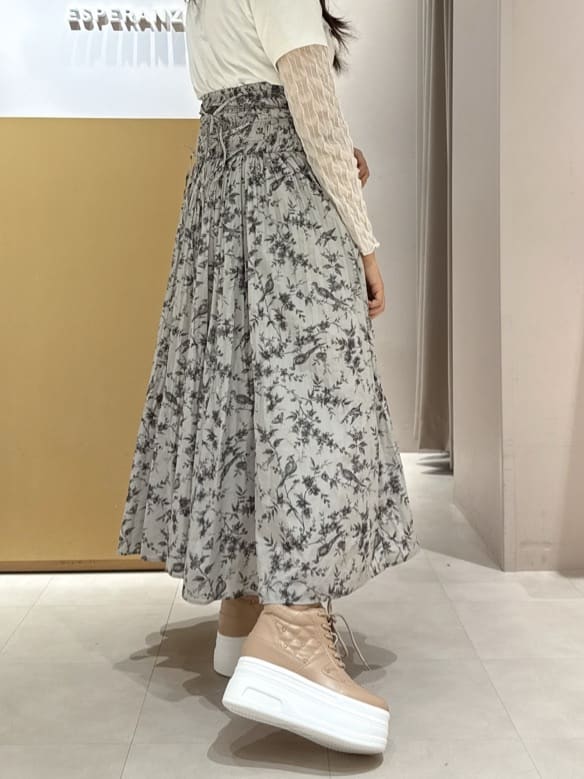 neinaさんの「ESPERANZA｜【EC先行販売】きゅんフィット厚底フラットキルティングスタッズスニーカー」を使ったコーディネート