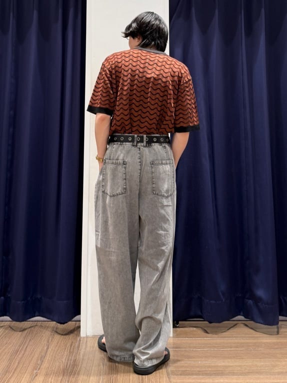 Tightさんの「THE SHOP TK｜ツータックワイドデニムパンツ」を使ったコーディネート
