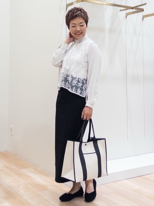 シュウコさんの「grove｜リーフ刺繍スパンコールベスト＆ブラウスセット」を使ったコーディネート