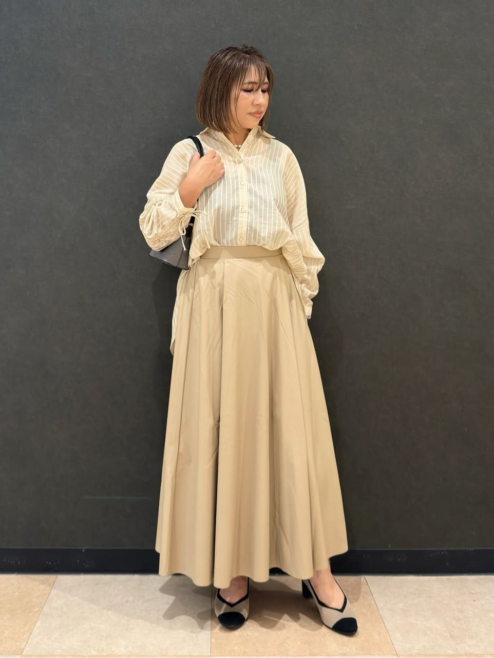 Megさんの「SHOO･LA･RUE｜【S-LL】程よい透け感 ストライプ柄 お袖ギャザーデザインシャツ」を使ったコーディネート