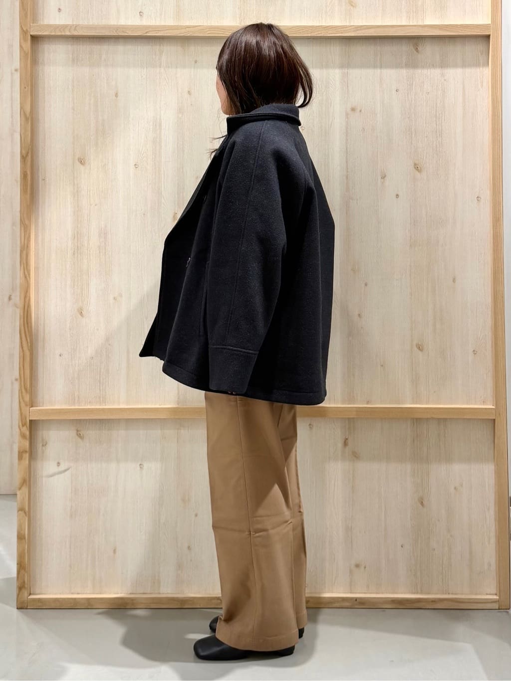 nanaさんの「THE SHOP TK｜【すっきりシルエットが叶う】大人のためのVネックニット/毛玉になりにくい/静電気防止/洗濯機OK」を使ったコーディネート