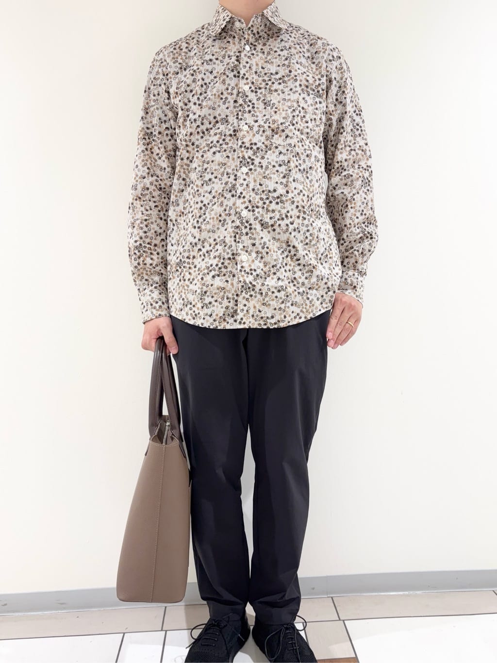 及川さんの「TAKEO KIKUCHI｜ストライプ小花 長袖シャツ」を使ったコーディネート