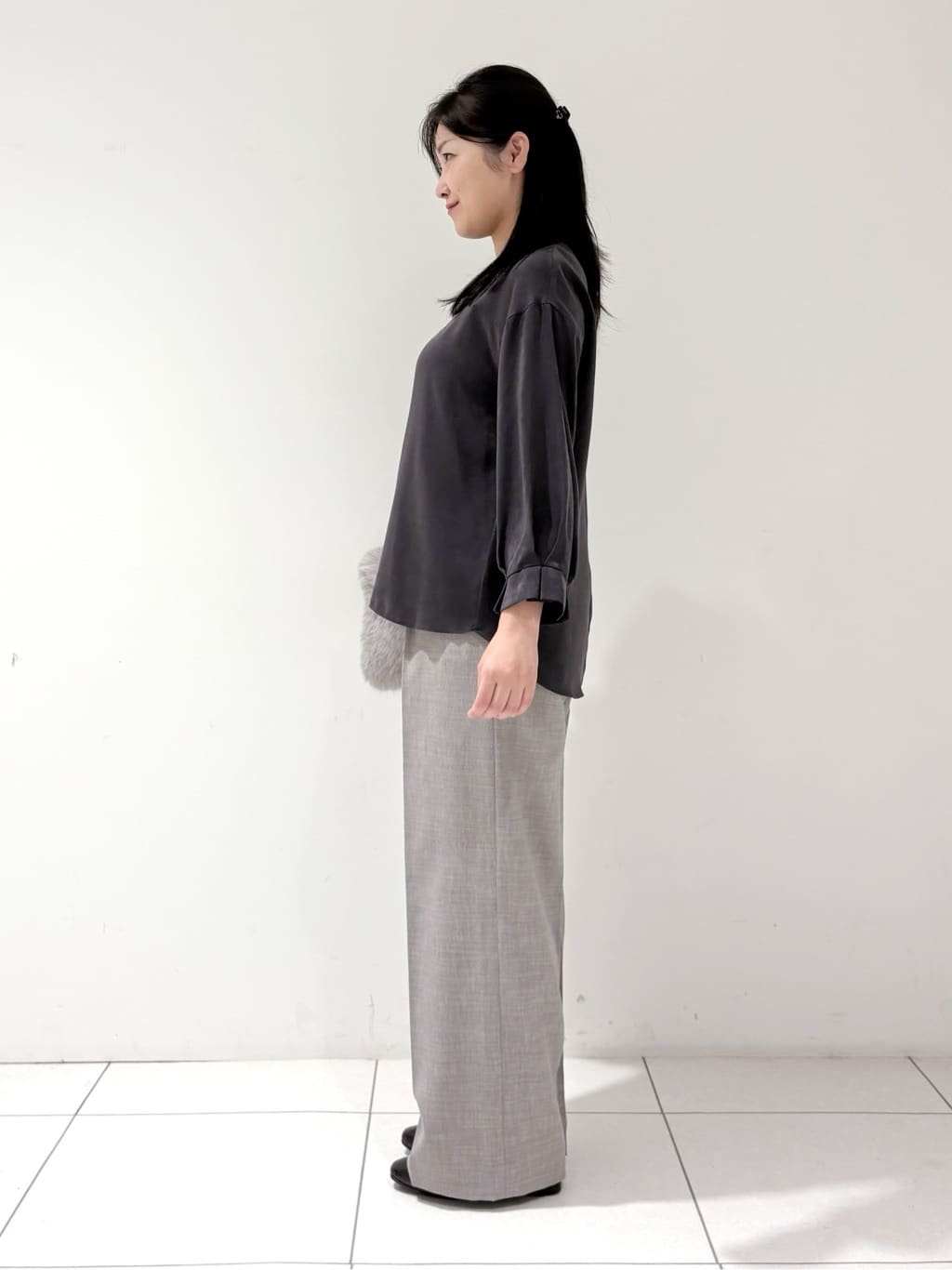 momokoさんの「INDIVI｜【セットアップ可能】スエード調サテンブラウス」を使ったコーディネート
