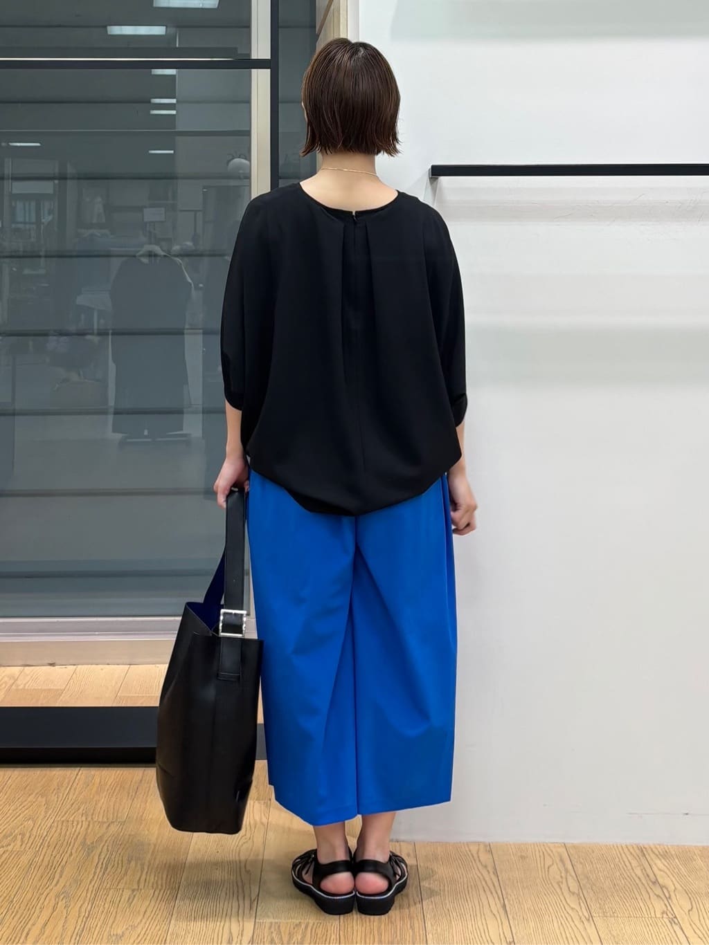 asamiさんの「INDIVI｜【クールエアー素材／UVケア／セットアップ可能】エアリーフレアパンツ」を使ったコーディネート