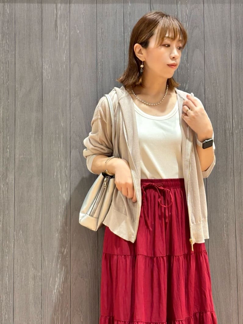 meiさんの「SHOO･LA･RUE｜【洗える/S-LL】微光沢で華やかなティアードスカート」を使ったコーディネート