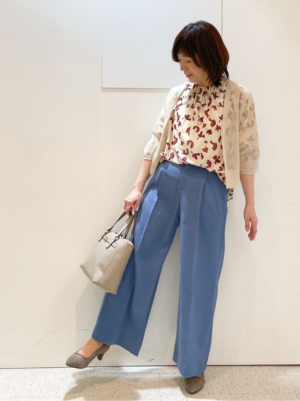 めいさんの「Reflect｜【ジャケットのインナーにおすすめ◎】花柄タックデザインブブラウス」を使ったコーディネート
