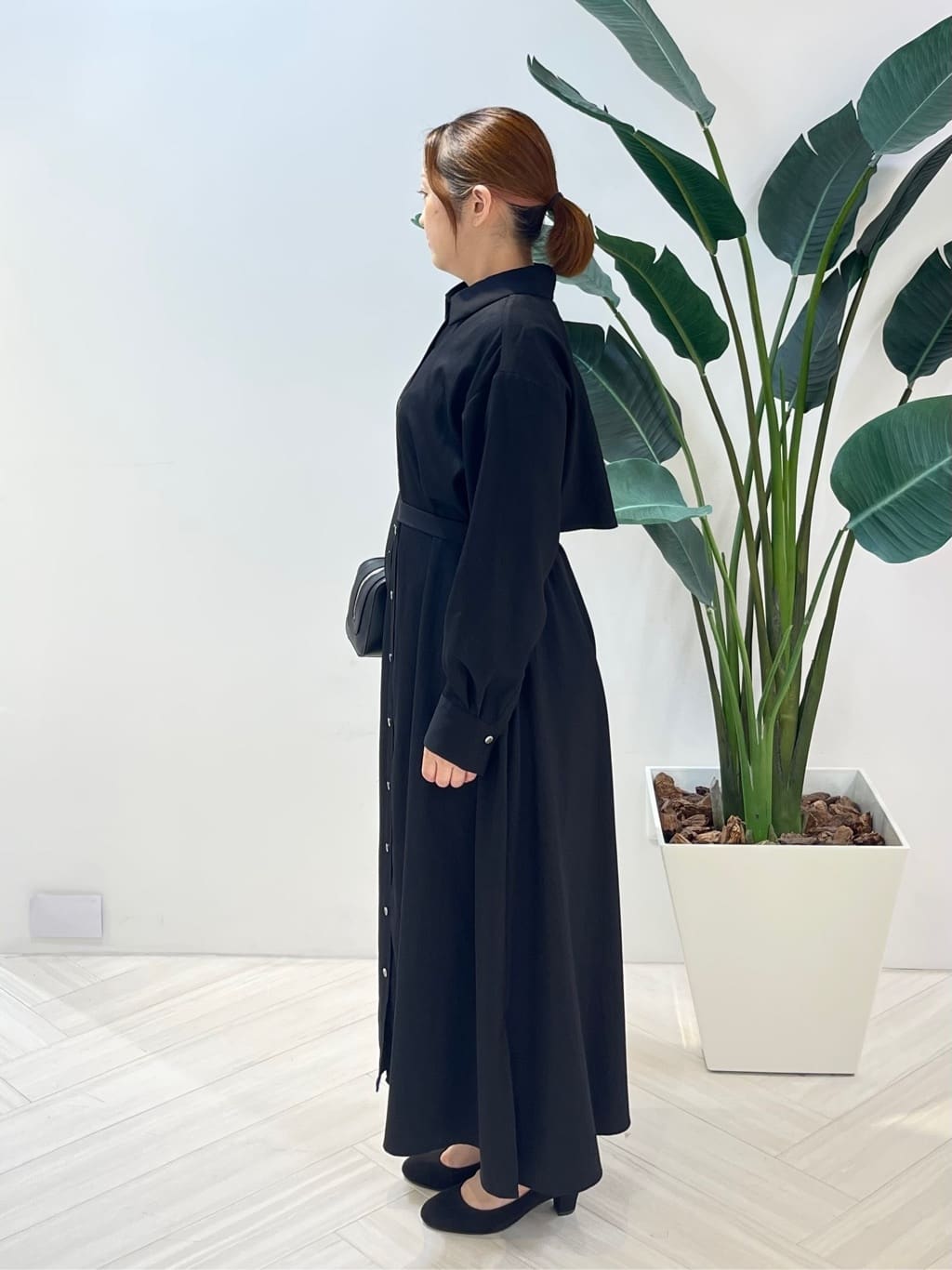 Tomoさんの「UNTITLED｜【前開きボタン/ベルト付/羽織シャツ/】2WAYトレンチ風ワンピース」を使ったコーディネート
