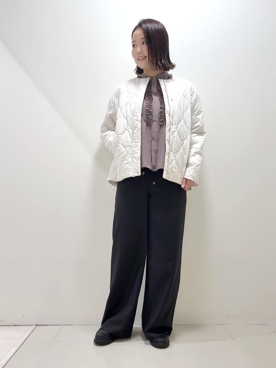 YUIさんの「UNTITLED｜【1枚で着映え/オンオフ着回し】フリルサテンブラウス」を使ったコーディネート