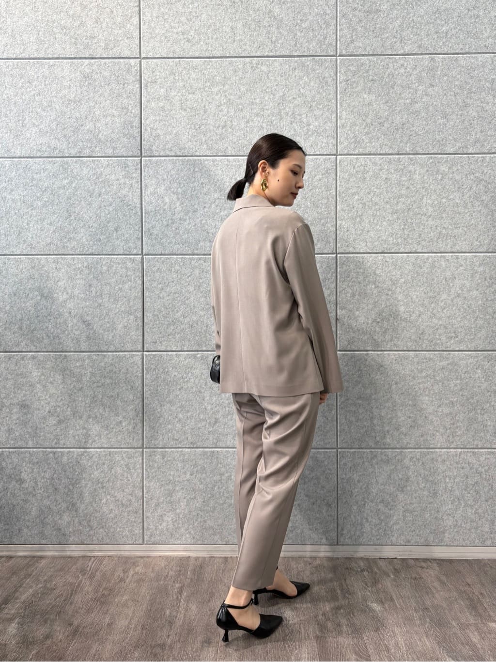 ayanoさんの「INDIVI｜Comfy SET UP｜イージーテーパードパンツ【セットアップ対応／通勤/カセット服】」を使ったコーディネート