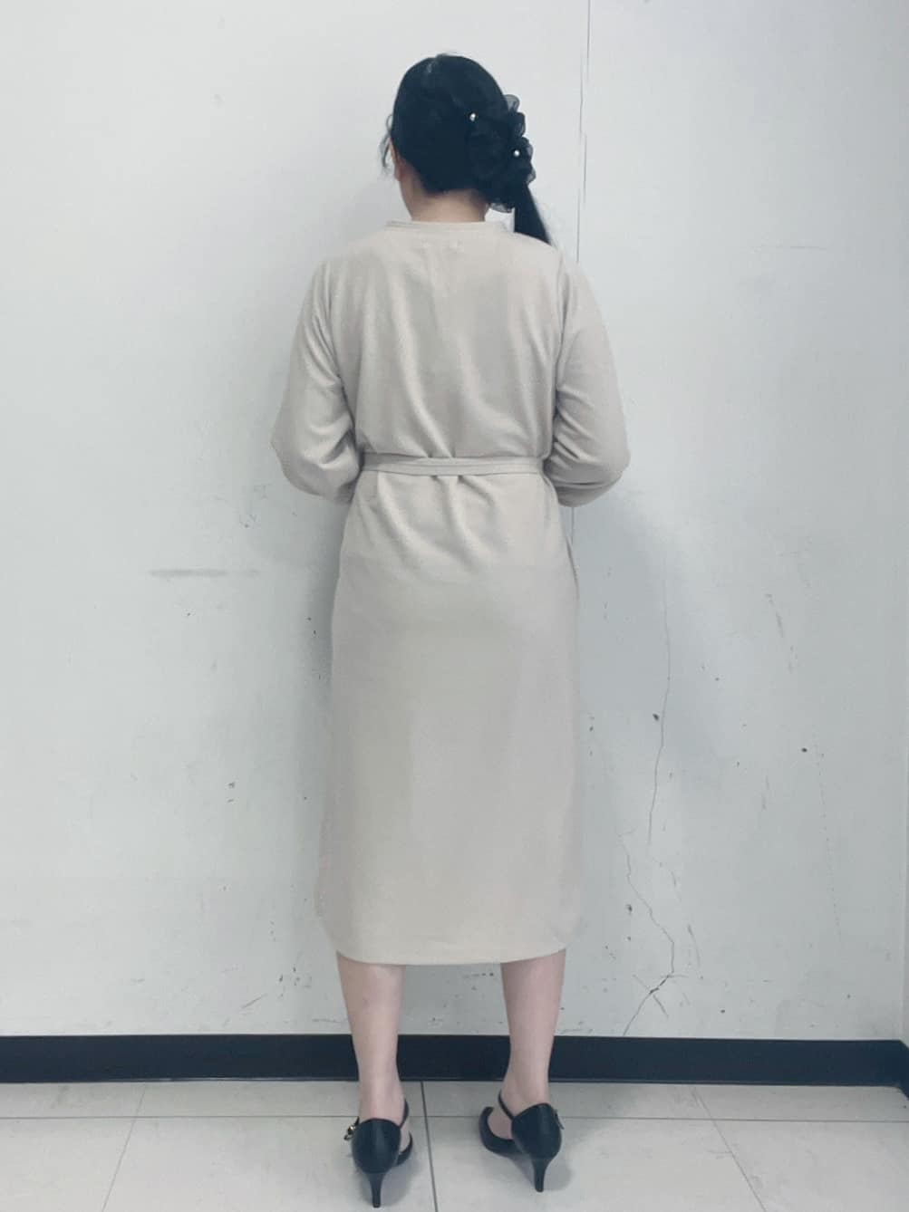 Hitomiさんの「index｜パール調ボタン付きキーネックワンピース【洗濯機OK】《S～3L》」を使ったコーディネート