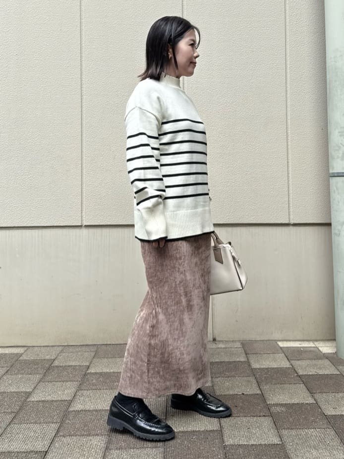 chさんの「THE SHOP TK｜【インしないで着られる】金ボタン ハイネックニット/毛玉になりにくい/静電気防止/洗濯機OK」を使ったコーディネート