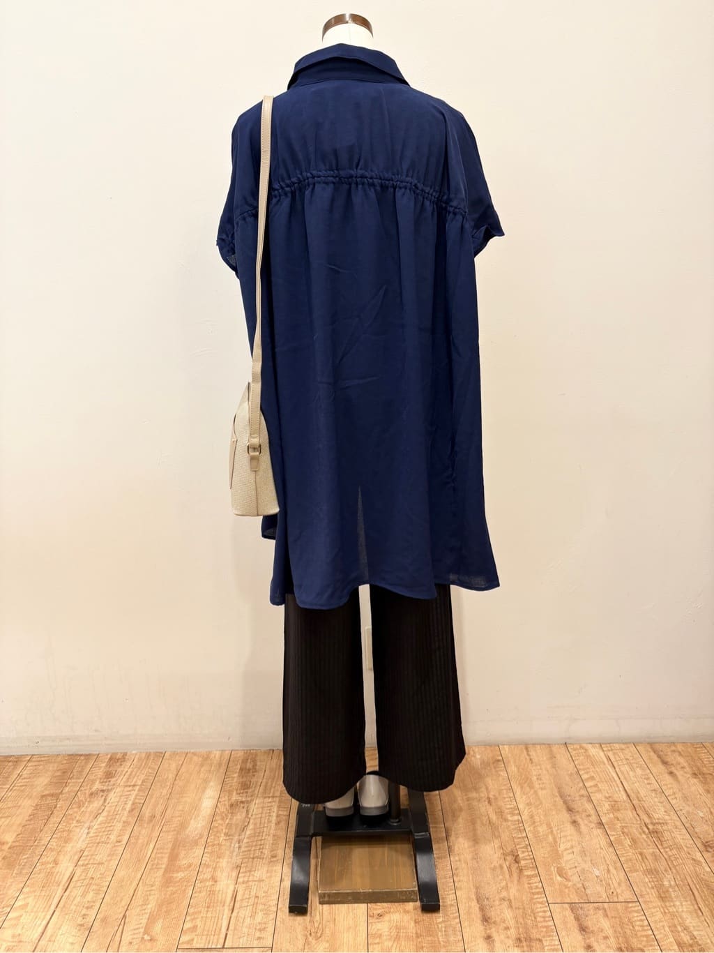 まるよOTさんの「SHOO･LA･RUE｜【S-LL/体型カバー】さらりとしたタッチが心地よい バックギャザーブラウス」を使ったコーディネート