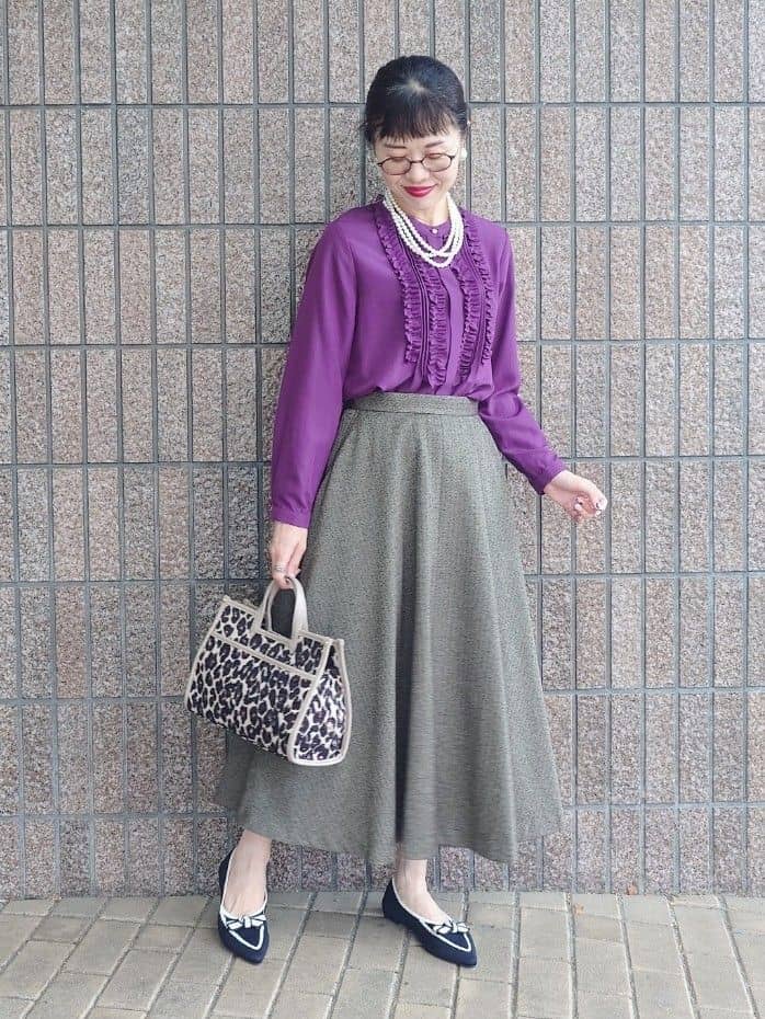 MUTSUKOさんの「UNTITLED｜【1枚で着映え/オンオフ着回し】フリルサテンブラウス」を使ったコーディネート