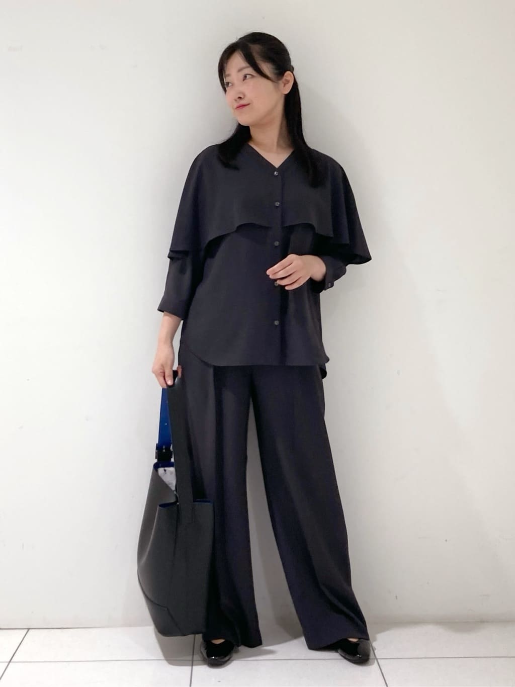 momokoさんの「INDIVI｜【羽織りとしても活躍！】ケープカラーブラウス」を使ったコーディネート