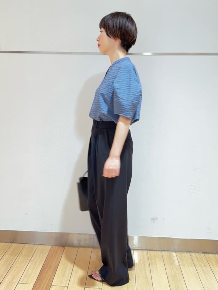あやさんの「UNTITLED｜【吸水速乾/ストレッチ/Vネック】フォルムスリーブ ブラウス」を使ったコーディネート