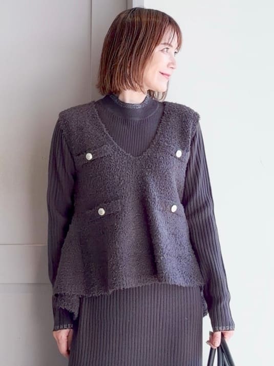 yamakoさんの「grove｜【2点SET/体型カバー】一枚で決まる、ペプラムベスト&times;ニットワンピース」を使ったコーディネート